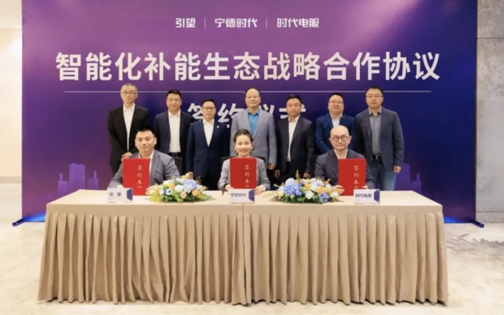 Yinwang, CATL, and CATL Electric Service Sign Strategic Battery-Swapping Cooperation 31 Yinwang CATL battery-swapping cooperation signing ceremony with company representatives at the event